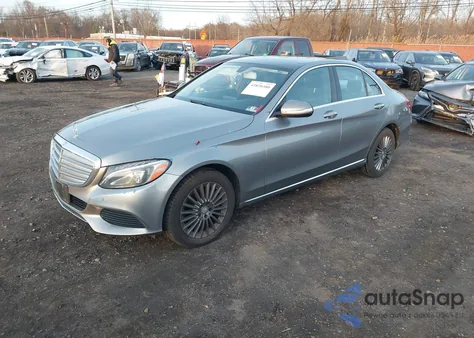 2015 Mercedes-Benz C 300 Luxury 4Matic z USA, uszkodzony, nr VIN 55SWF4KB4FU024129